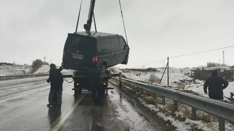 Islak zeminde kayan araç bariyerlere rağmen yoldan çıktı
