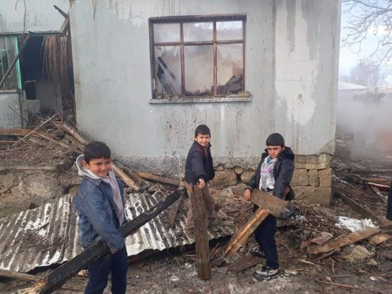 Yaşlı kadının 3 torunuyla birlikte yaşadığı ev yangında küle döndü
