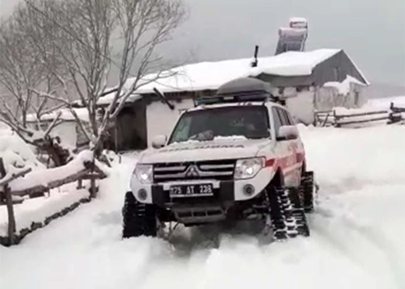 Diyaliz hastası, paletli kar ambulansıyla hastaneye kaldırıldı
