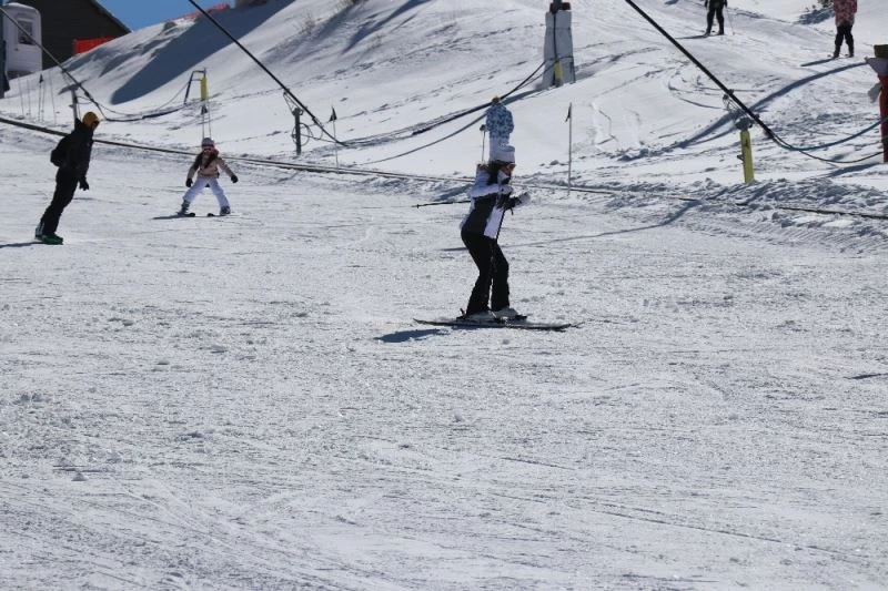 Kartalkaya’da kar kalınlığı 2 metreye yaklaştı
