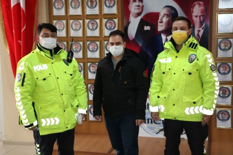 Kaza yapan polis adayını ekipler sınava yetiştirdi
