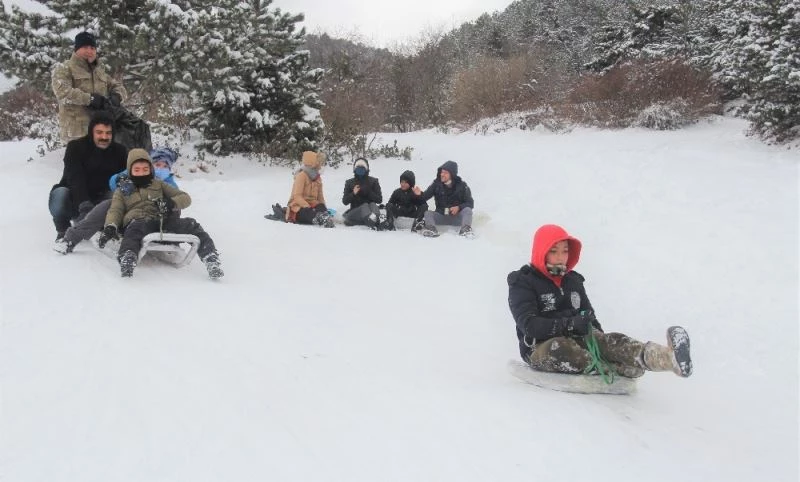 Vatandaşların leğen, poşet veya kızakla kayak keyfi
