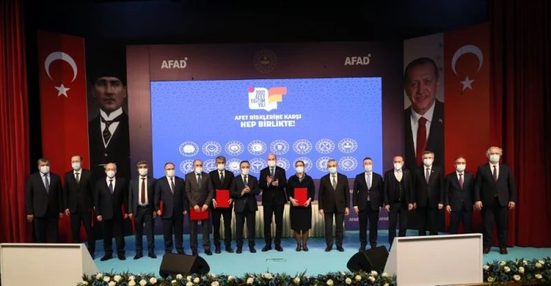 İçişleri Bakanı Soylu: “İstanbul’da 2-3 ay içerisinde 2 bin 900 toplanma alanı sayısını 5 bin 426’ya çıkarttık”
