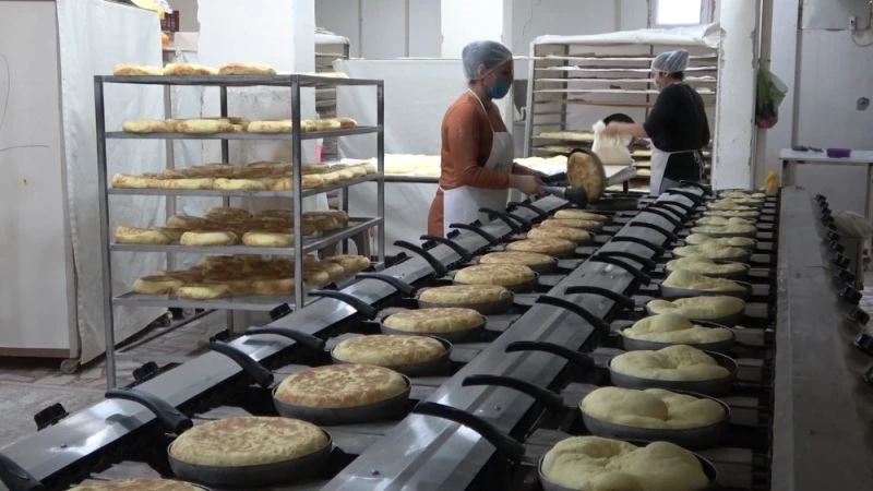 Büyükşehir hayatından sıkılıp memleketine yerleşen emekli çift çevre illere ’bazlama’ satıyor
