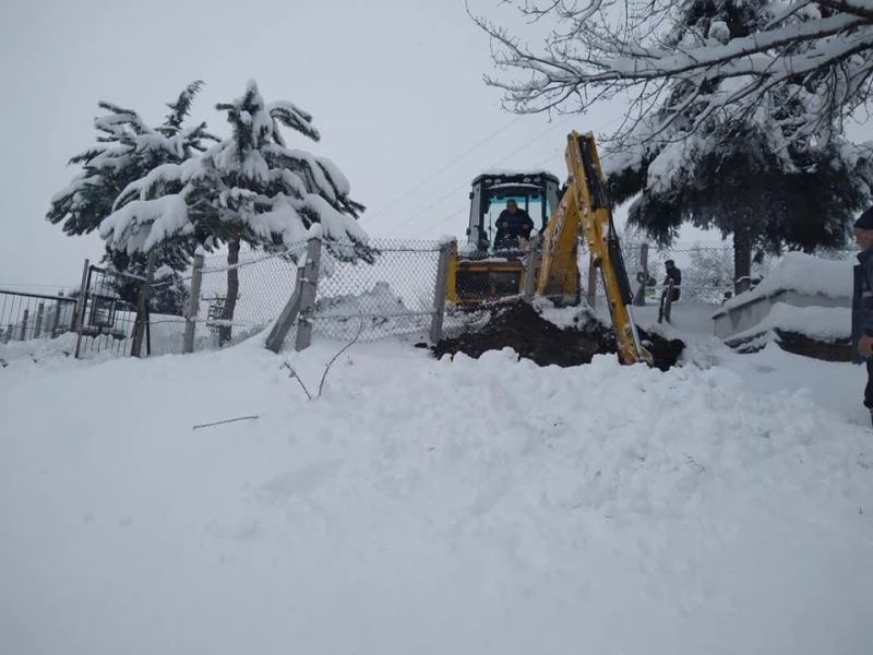 70 santimetre karda mezar kazdılar
