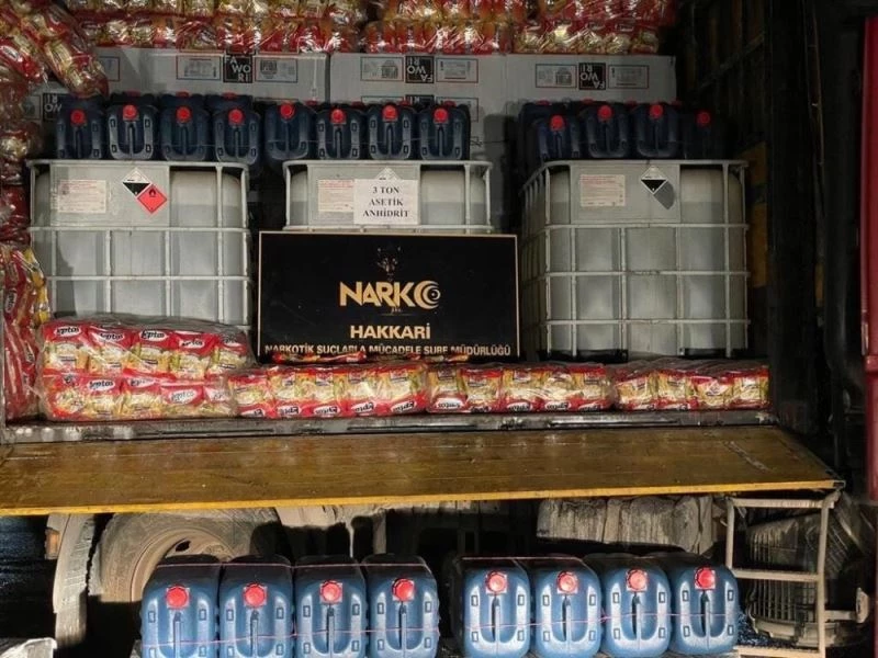 Hakkari’de 3 ton 300 litre asit anhidrit maddesi ele geçirildi
