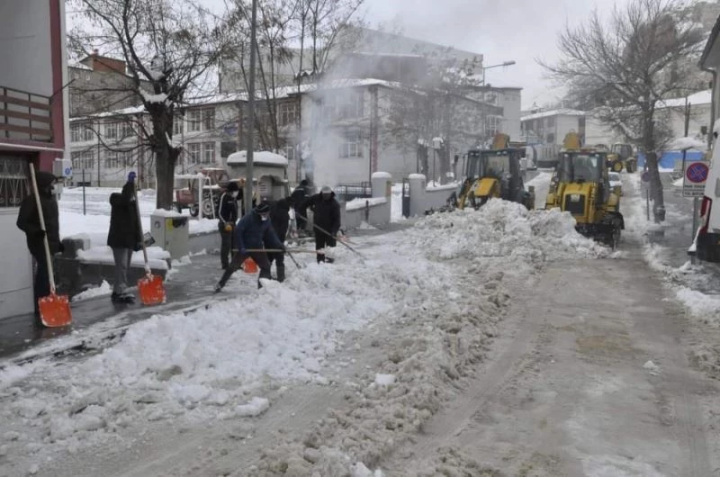 Kar kalınlığı 30 santimetreyi buldu, temizleme çalışmaları başladı
