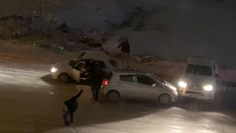 Elazığ’da kar yağışı etkili oldu, rampada kayan araçlar birbirine böyle çarptı
