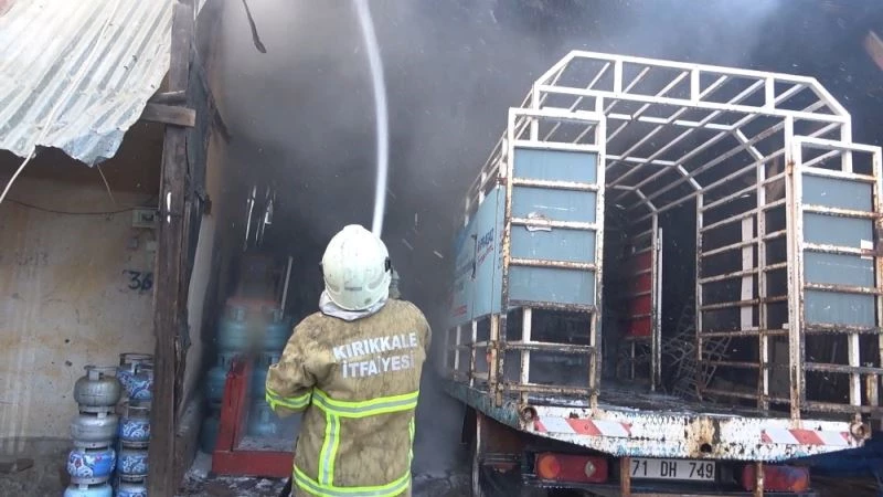 Facianın eşiğinden dönüldü: Tüpgaz yüklü kamyonette yangın çıktı
