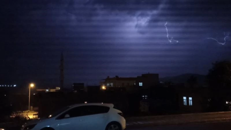 Gercüş’te şimşekler geceyi gündüze çevirdi
