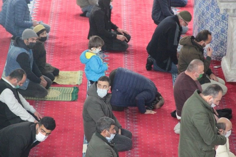 Şanlıurfalılar Regaip Kandili’nde Balıklıgöl’de namaz kıldı
