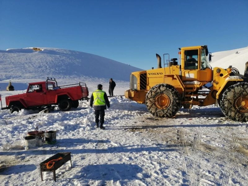 Karda mahsur kalanların imdadına jandarma yetişti
