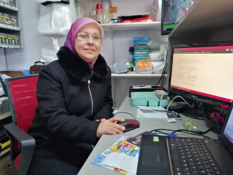 Rüzgara kapılan stadından arkasınan koşan market sahibi: