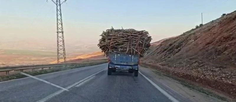 Siirt’te kapasitesinin üstünde yük alan traktörün tehlikeli yolculuğu
