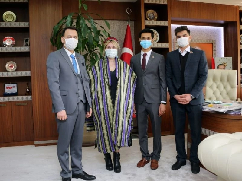 Afganistanlı baba-kızın üniversitesi başarısı
