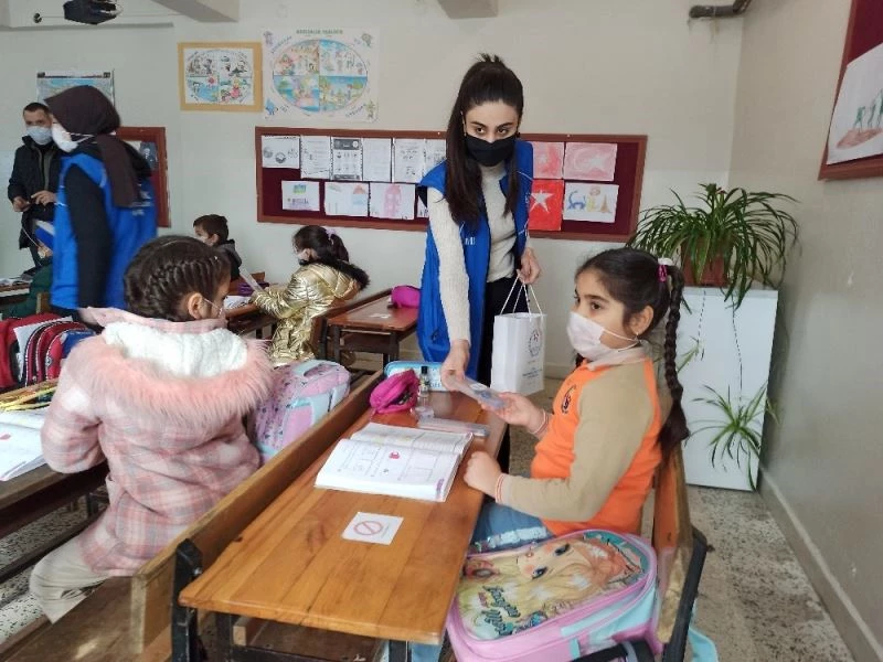 Sınavlardan arta kalan kalem ve silgilerle öğrencilerin yüzünü güldürdüler
