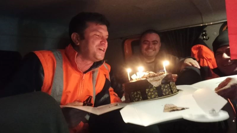 Tipi altında 1825 rakımlı Alacabel’de doğum günü sürprizi
