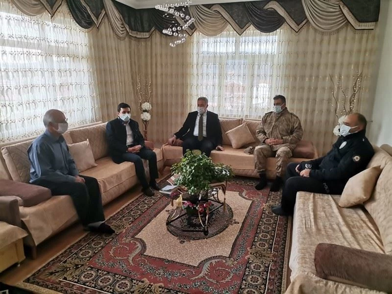 Baskil Kaymakamı Yılmaz,  gazileri evinde ziyaret etti
