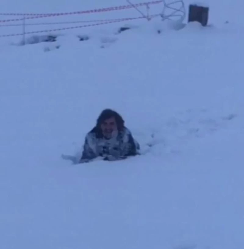 Eksi 5 derecede karda yüzdü
