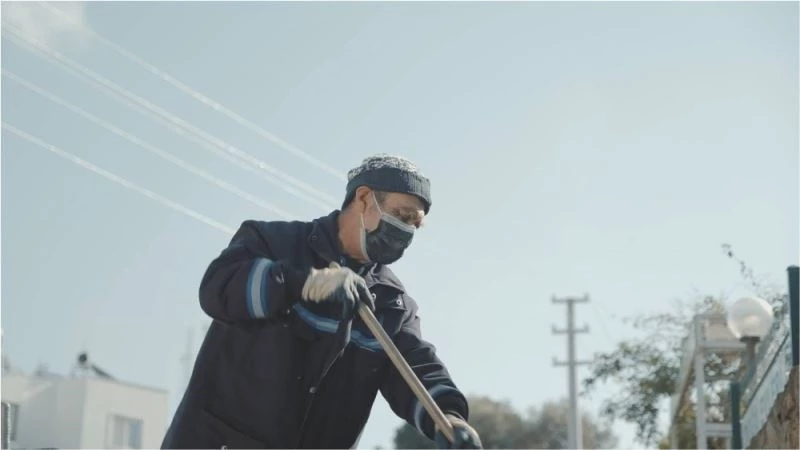 Temizlik işçisinin bir günü gözleri yaşarttı
