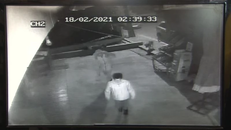 Susayan çocuklar marketin dolabını zorla açarak içecek çaldı
