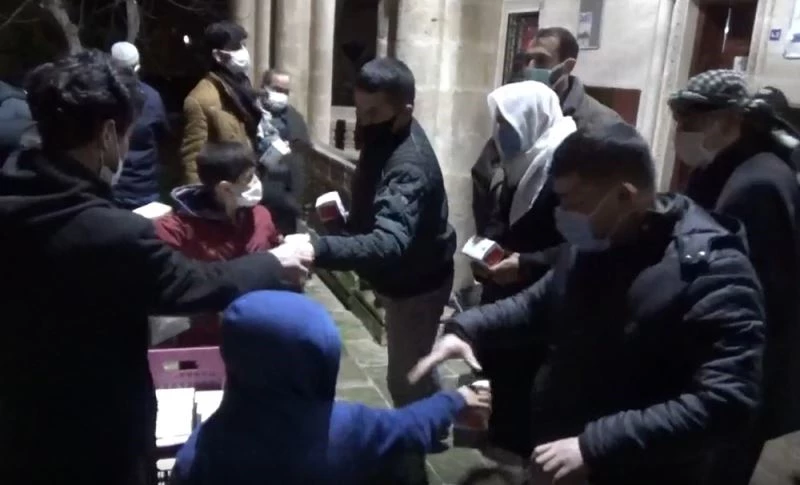 Viranşehir’de Ragaip Kandilinde simit ikramı
