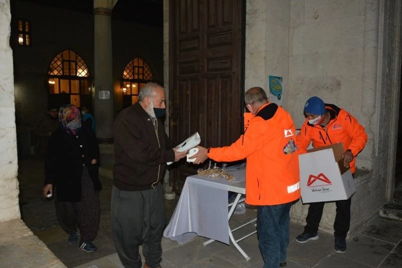 Regaip Kandilinde 6 bin 750 kandil simidi dağıtıldı
