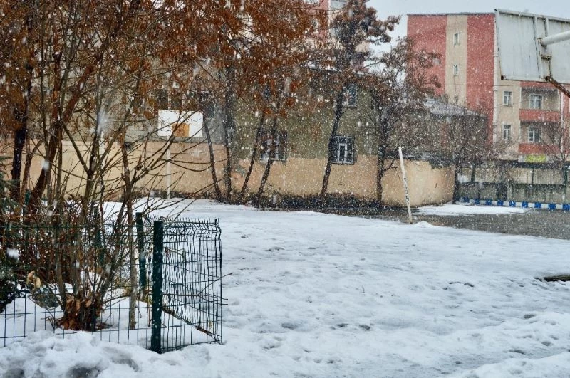 Ağrı’da aralıklarla etkisini sürdüren kar yağışı kenti beyaza bürüdü
