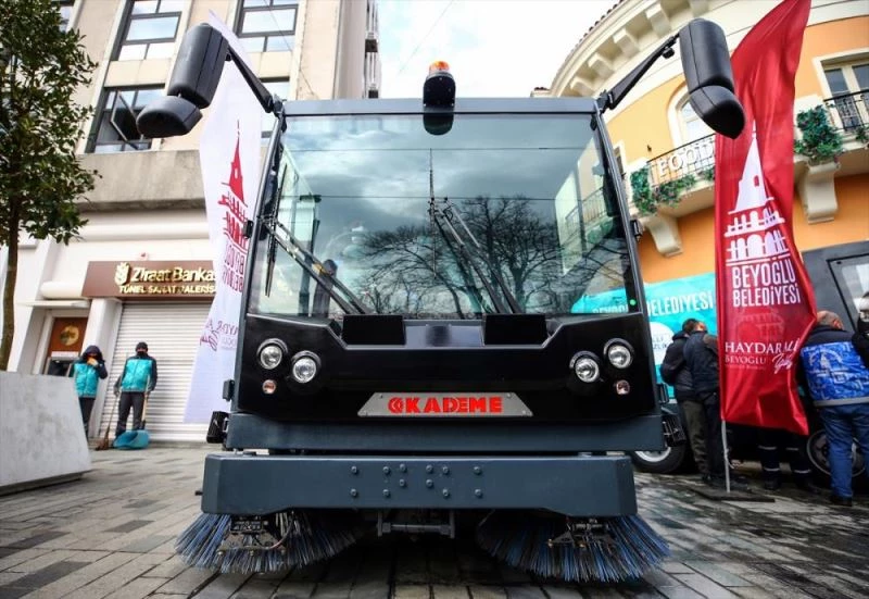 Kademe AŞ, yerli süpürme araçlarını Beyoğlu Belediyesi
