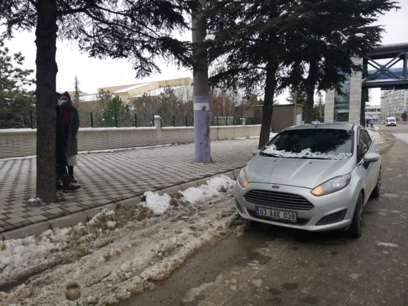 Üst geçitten otomobilin üzerine buz kütlesi düştü, 2 kişi ölümden döndü
