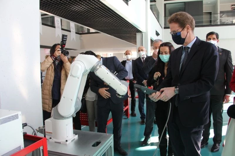 Meyer-Landrut: “6 milyar avroluk fonun önemli kısmını sosyoekonomik destek oluşturuyor”
