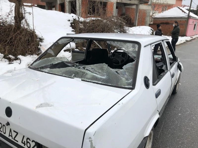 Önünü kestikleri aracın şoförünü darp ettikten sonra camları kırıp kaçtılar
