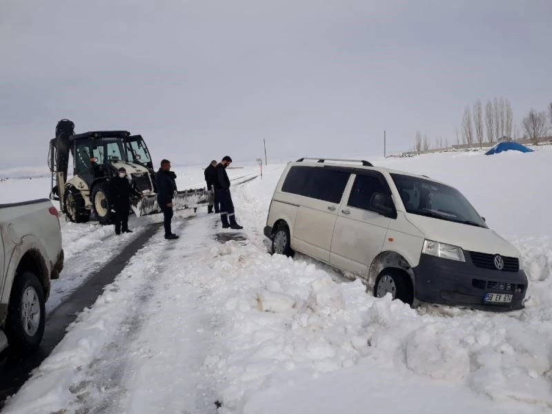 Çaldıran Belediyesi mahsur kalanların imdadına yetişiyor
