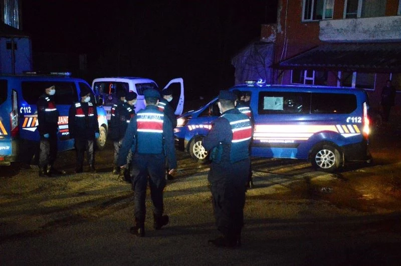 Hayvan koruma derneğinde horoz dövüştürürken yakalandılar
