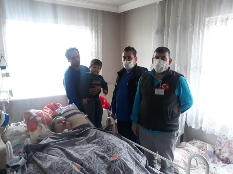 Hastane personellerinden mağdur aileye destek
