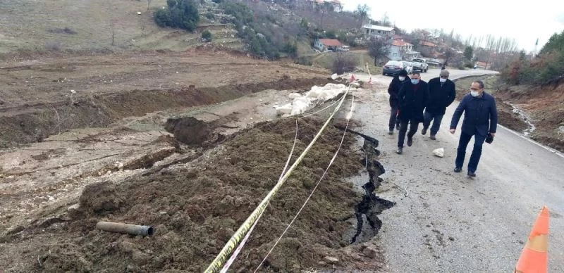 Şiddetli yağış asfalt yolda çökmeye neden oldu
