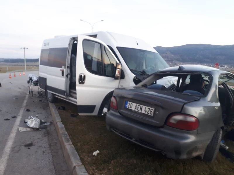 Güvenlik görevlilerini taşıyan servis, otomobil ile çarpıştı: 5 yaralı
