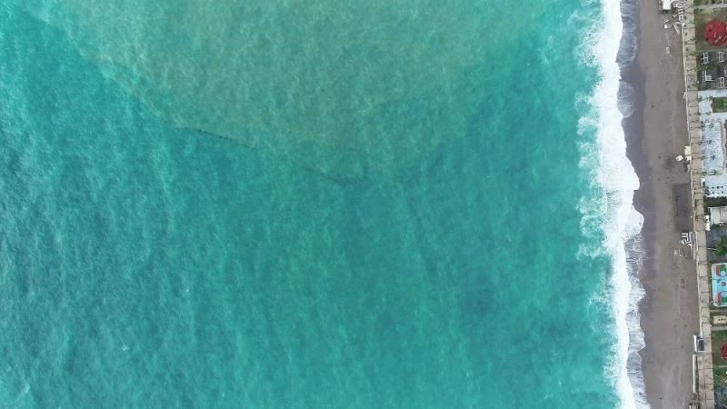 Dünyaca ünlü Konyaaltı Sahili 3 renge büründü
