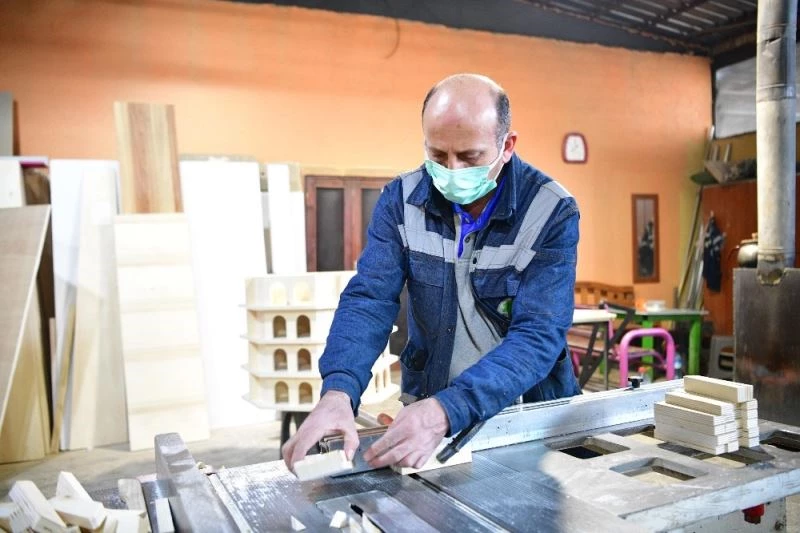 Güvercinler için renkli yuvalar
