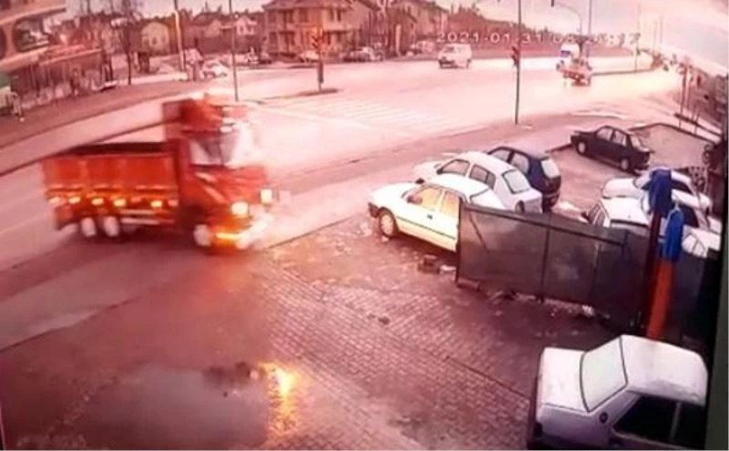 Savrulan kamyonet devrilmekten son anda kurtuldu
