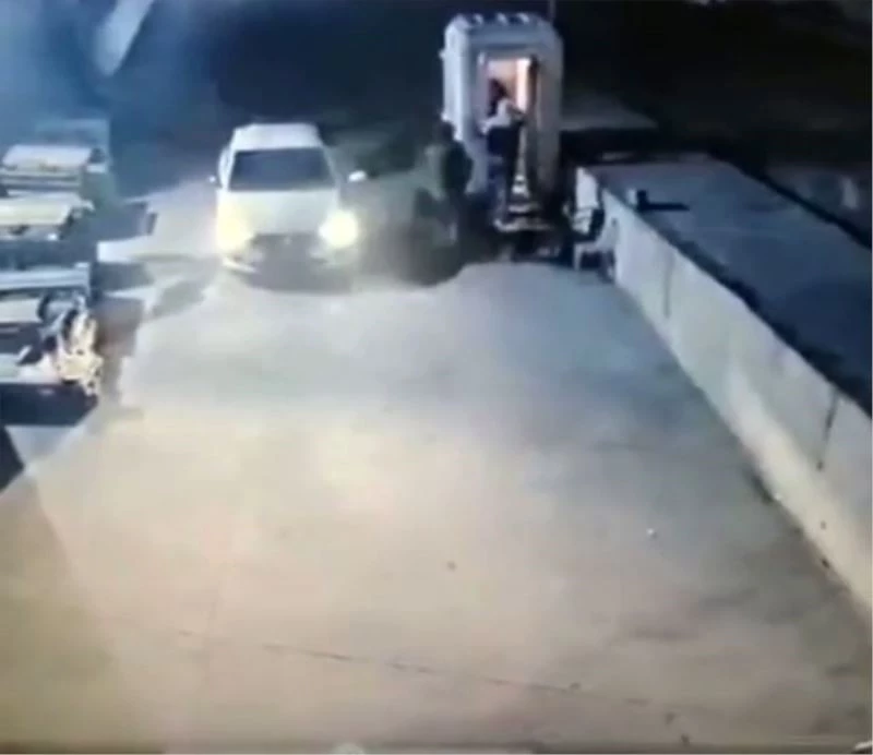 Bekçiyi darp ederek etkisiz hale getirip marketin ürünlerini böyle çaldılar
