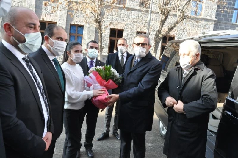 Mahir Ünal: “Bizimle bugün mücadele edenler geriye dönüp bakarsanız bu milletin iradesiyle kavga edenlerdir”
