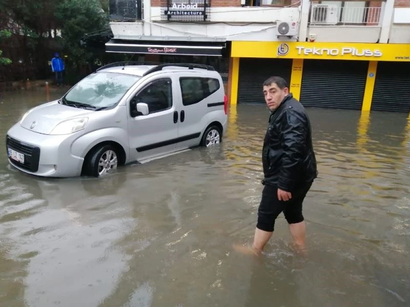 İzmir’i vuran sel felaketiyle esnaf ve vatandaş çaresiz kaldı
