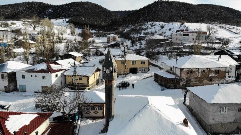 Kırlangıç örtülü cami, mimarisi ile dikkat çekiyor
