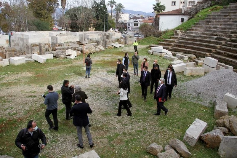 Restorasyonu yarım kalan antik tiyatroda Vali Tavlı, inceleme bulundu
