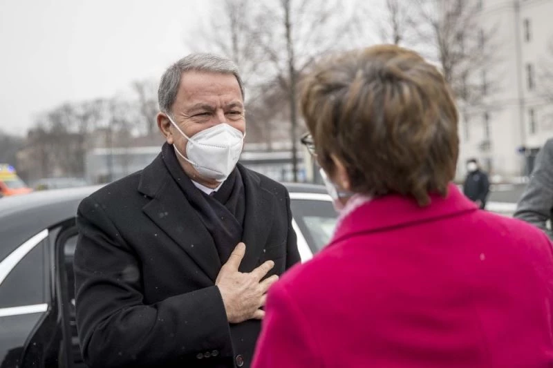 Almanya Savunma Bakanlığından Akar için Türkçe “Hoşgeldiniz” paylaşımı
