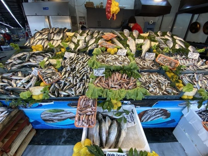 Karadeniz’de çıkan fırtına balık tezgahlarına yansıdı
