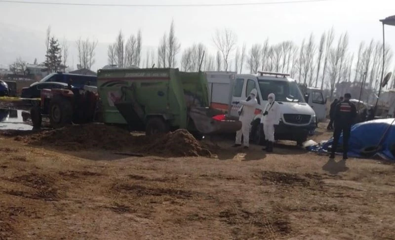 Çiftlikteki yem karma makinesine düşen genç feci şekilde can verdi
