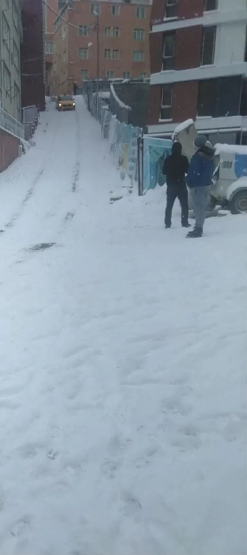 Karda kayan taksiden atlayan yolcu kamerada
