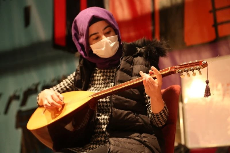 Bağlamanın teline vurup pandeminin stresinden kurtuluyorlar
